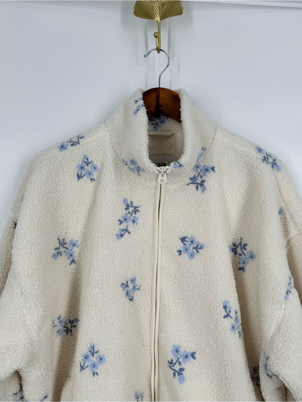 HOLLISTER Embroidered Floral Sherpa Teddy Fleece Zipper Jacket - Picture 6 of 16
